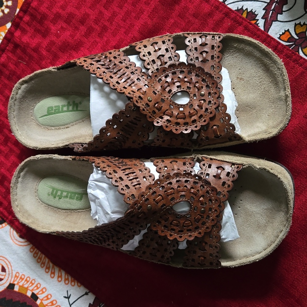 EARTH Origins  "Holly" Sandal mandala design Tan EUC SZ. 7.5  (BIN 006)